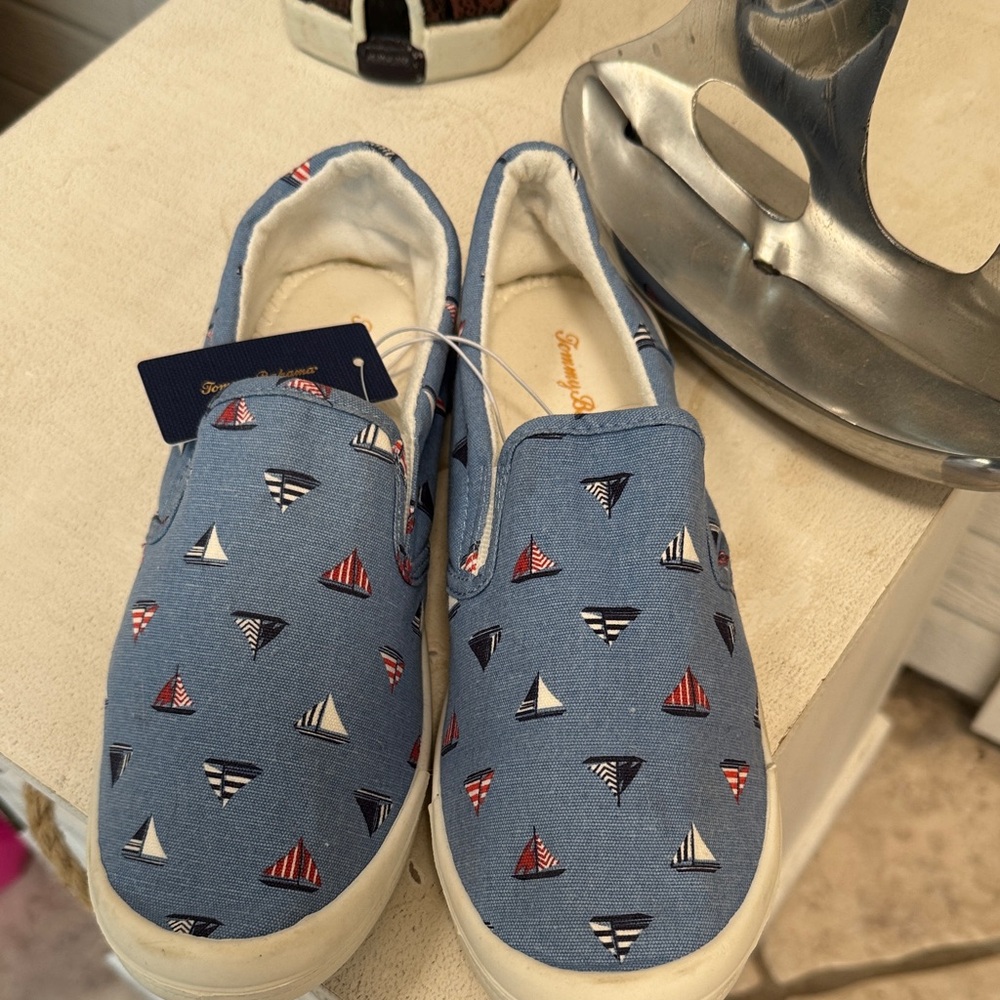 NWT, Tommy Bahama boat show in a cute sailboat print. Size 9